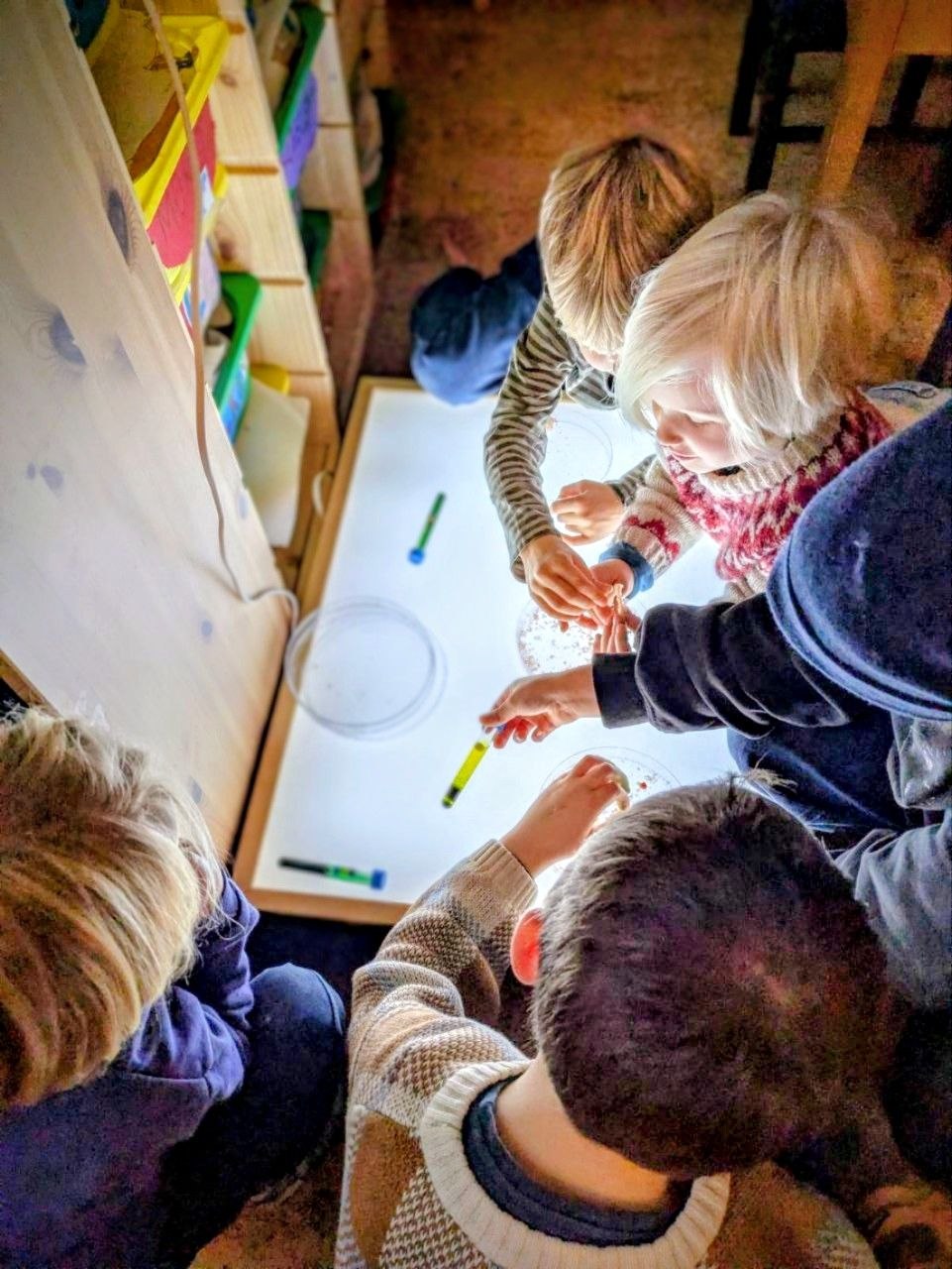 Zwei Kinder in Schaukel